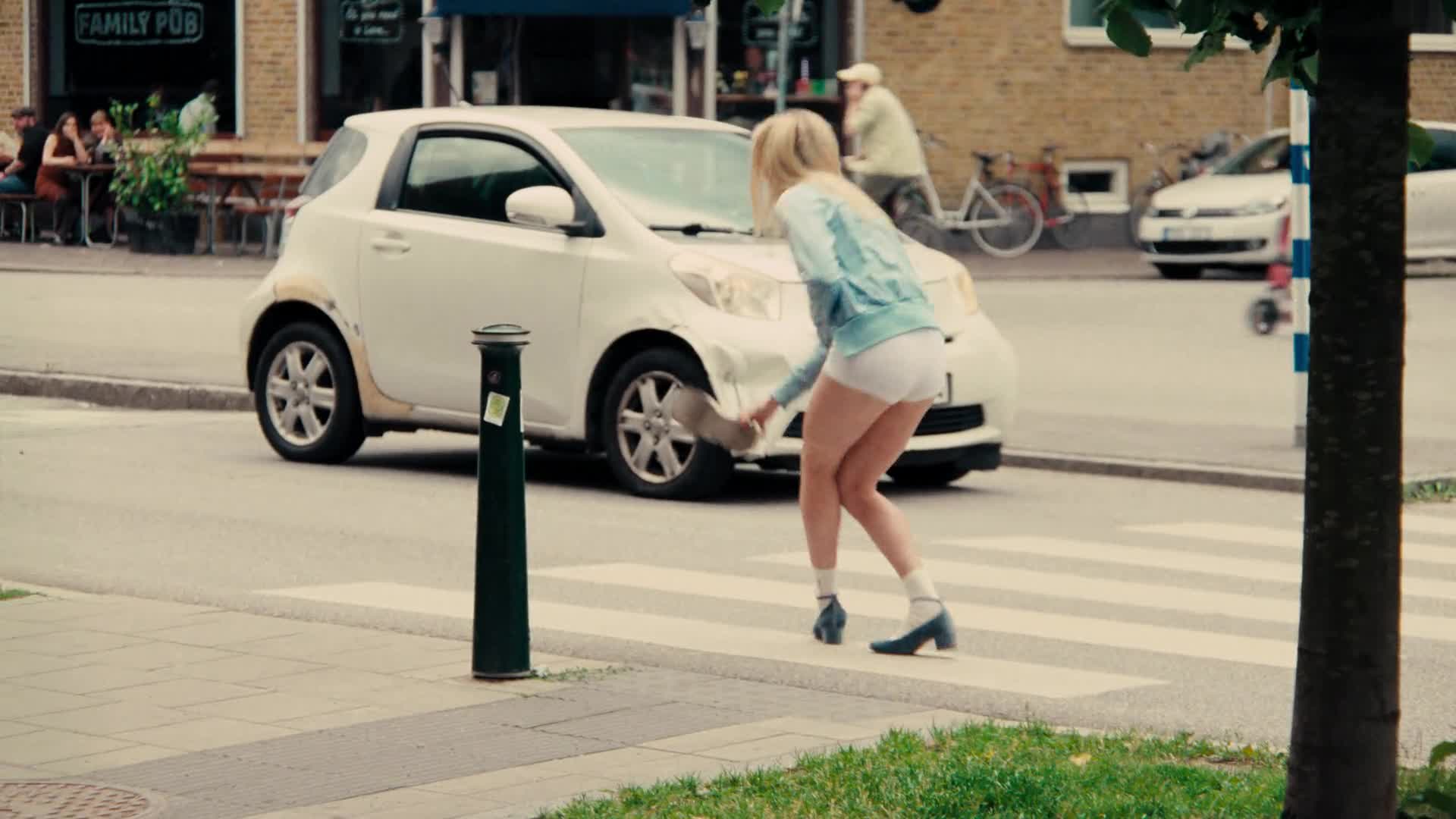 Polovina Malmö jsou kluci, co mi dali kopačky S01E01 {2025} komedie AAC 5.1 1080p CZ dabing